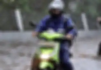 Awas! Gara-gara Rp 2 Ribu, Bikin Celaka Bikers saat Naik Motor Kondisi Hujan