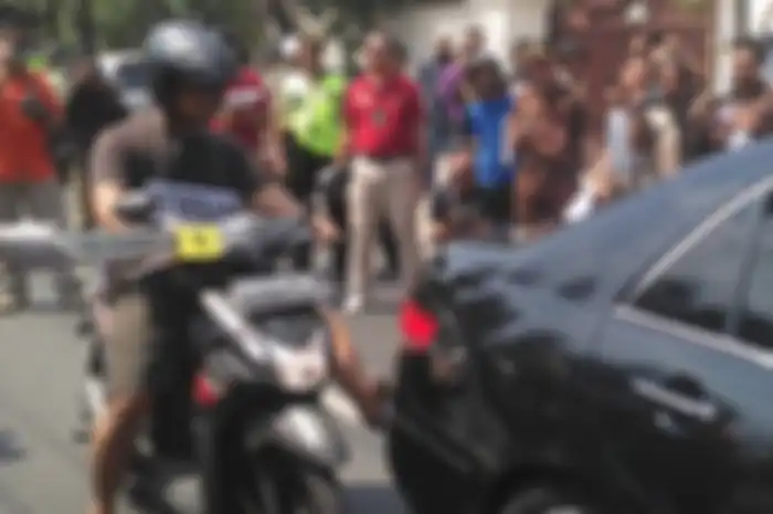 Reka ulang kasus Mercy Vs Honda Beat di Solo, ada 42 adegan.