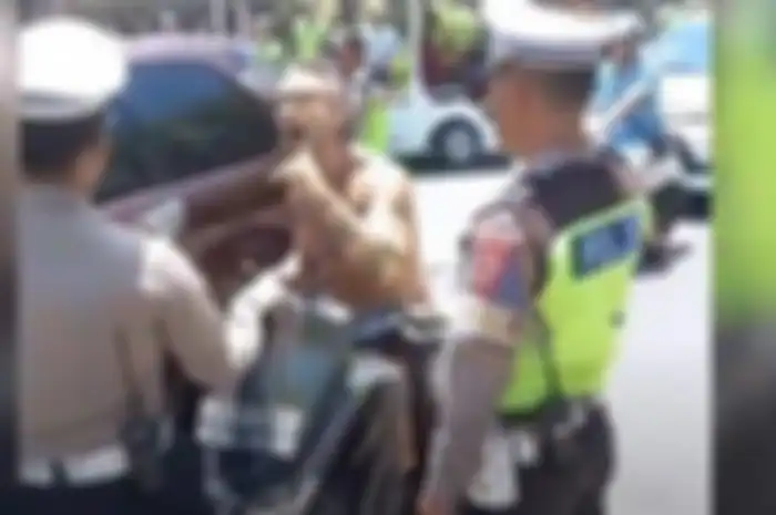 Viral seorang bule (WNA) membentak anggota polisi di Bali setelah ditegur tidak pakai helm dan baju saat naik motor.
