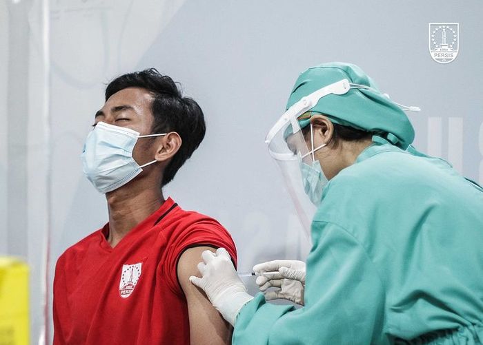 Pemain Persis Solo, Muhammad Kanu Helmiawan, menjalani vaksin jelang bergulirnya Liga 2 2021.