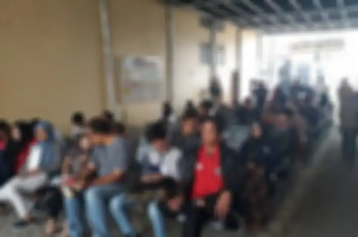 Suasana pelayanan pembuatan dan perpanjang SIM serta SKCK 24 jam di Polres Metro Bekasi Kota, Kamis