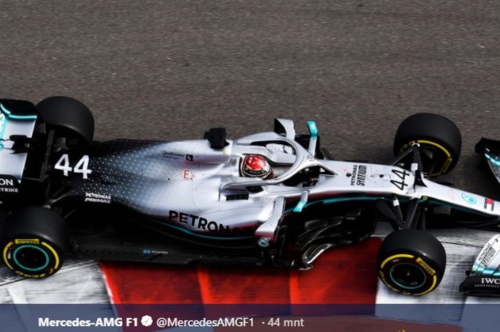 Pembalap Mercedes, Lewis Hamilton, saat balapan F1 GP Rusia di Sirkuit Sochi, Rusia, 29 September 2019.