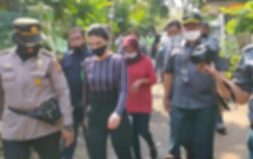 Tsania Marwa bersama Pengadilan Agama Cibinong dan kepolisian datangi kediaman Atalarik Syach di kawasan Cibinong, Jawa Barat, Kamis (29/4/2021).