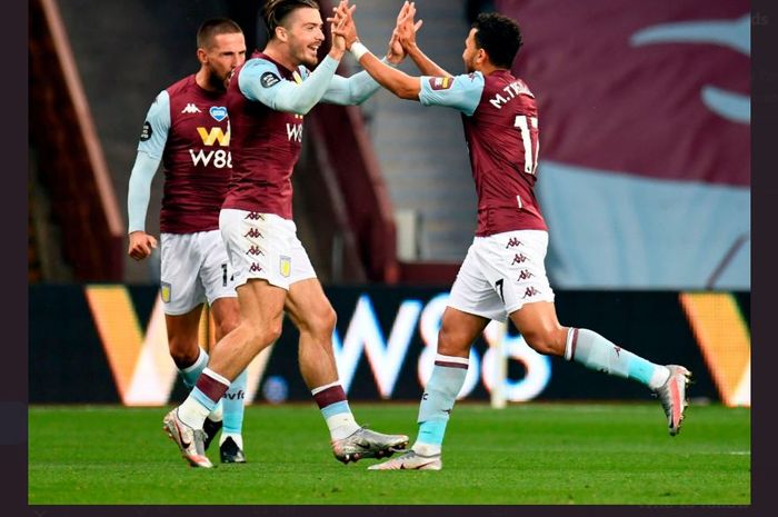 Trezeguet (kanan) merayakan golnya bersama Jack Grealish dalam duel Liga Inggris Aston Villa vs Arsenal, 21 Juli 2020.