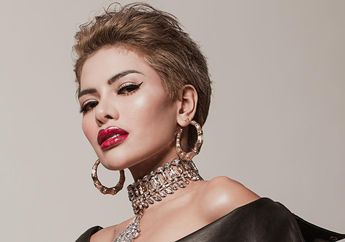 Tampilan Seksi Nikita Mirzani Kembali Tuai Komentar Saat Pamer Pundak Mulus di Jalanan Paris