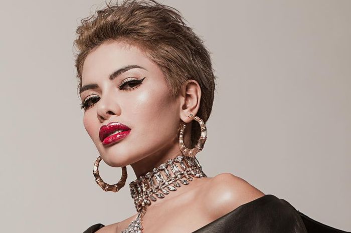 Tampilan Seksi Nikita Mirzani Kembali Tuai Komentar Saat Pamer Pundak Mulus di Jalanan Paris