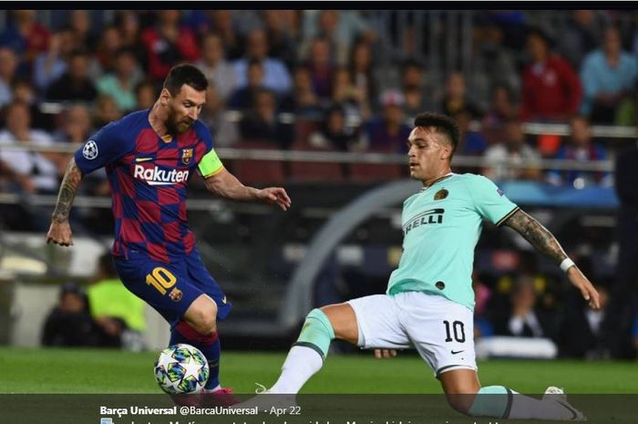 Lionel Messi (kiri) saat berduel dengan Lautaro Martinez.