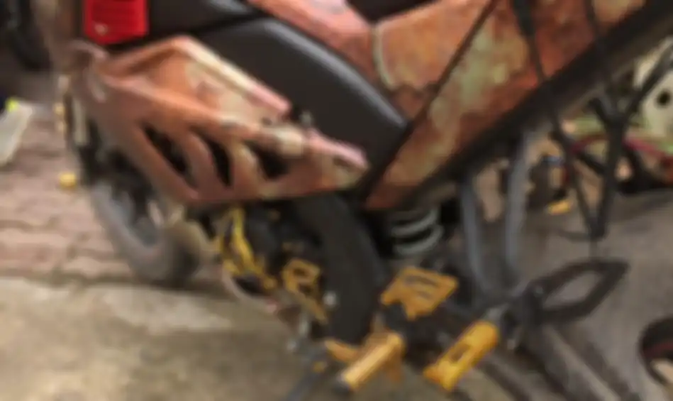 Bodi sampingnya dibuat ala BMW S1000RR