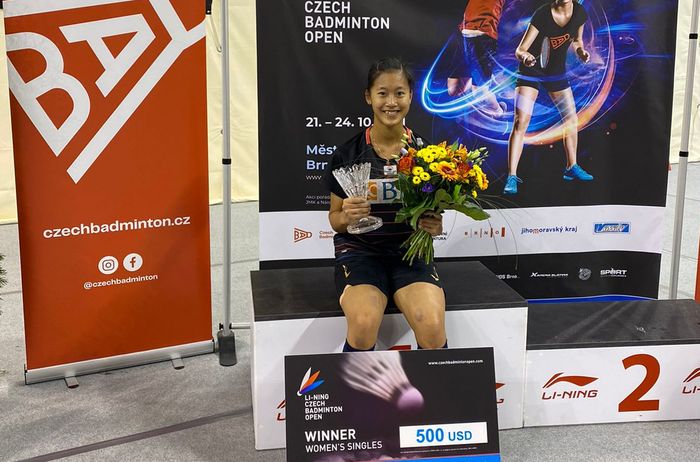 Pebulu tangkis tunggal putri Indonesia, Putri Kusuma Wardani, berpose setelah menjuarai Czech Open 2021, Minggu (24/10/2021).