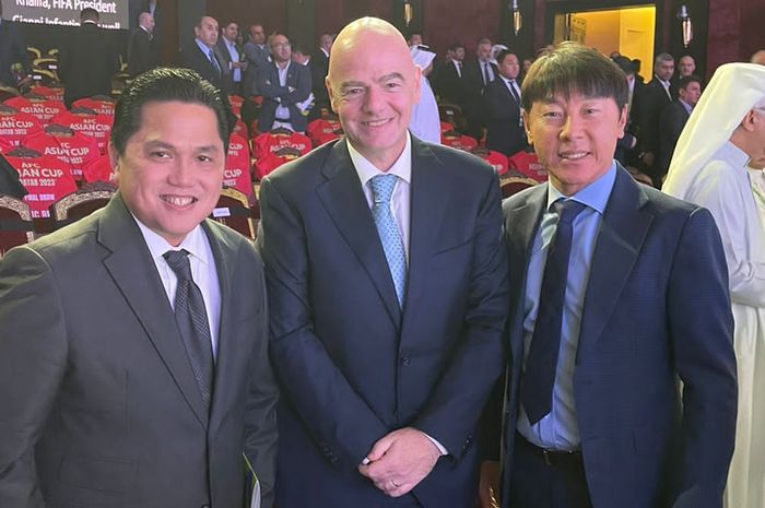 Ketua Umum PSSI, Erick Thohir dan pelatih timnas Indonesia, Shin Tae-yong yang berfoto bersama dengan Presiden FIFA Gianni Infantino saat menghadiri drawing Piala Asia 2023 di Doha, Qatar, Kamis (8/11/2023).