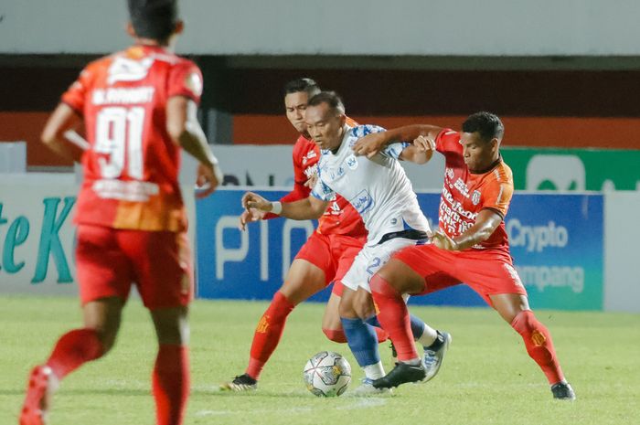 Pemain Bali United, Eber Bessa, berduel dengan winger PSIS Semarang, Wawan Febrianto, pada pekan ke-34 Liga 1 2022/2023.