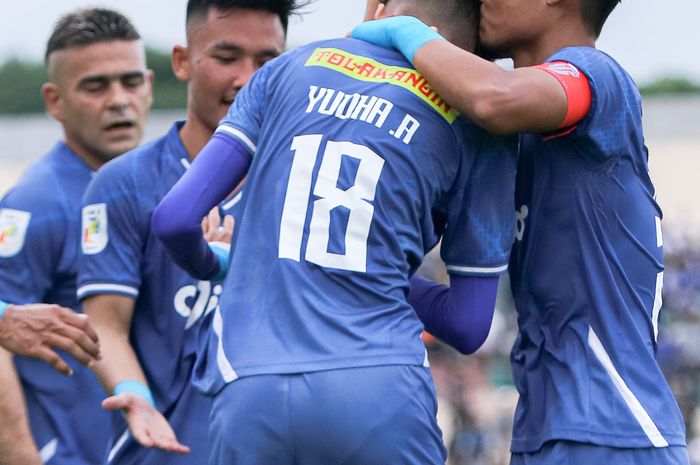 Yudha Alkanza (nomor 18) merayakan golnya dalam kemenangan PSIM Yogyakarta dalam laga melawan Persekat Kabupaten Tegal di pekan kelima Liga 2 2022-2023 di Stadion Sultan Agung, Bantul, Jumat (23/9/2022)