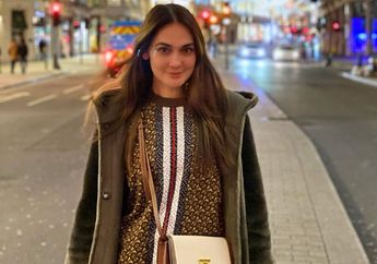 Koleksi Terbatas! Segini Total Harga Tas dan Sweater Rajut Mickey Mouse yang Dipakai Luna Maya Saat di Tokyo