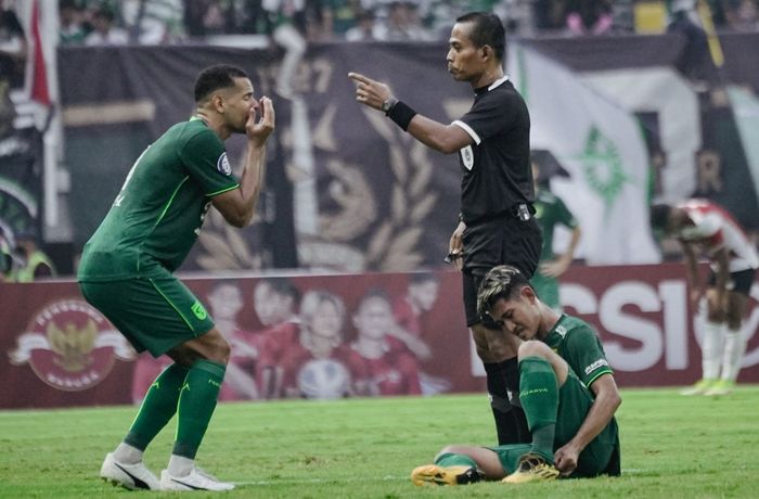 Wasit, Mansyur saat memimpin pertandingan pekan keempat Liga 1 2022-2023 antara Persebaya Surabaya vs Madura United, di Stadion Gelora Bung Tomo (GBT), Surabaya, Minggu (14/8/2022).
