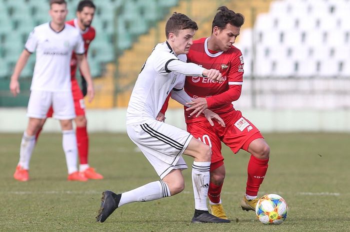 Aksi Egy Maulana Vikri saat bertanding dalam partai uji coba antara Lechia Gdansk melawan Olimpia Grudziadz, pada Minggu (10/2/2019).