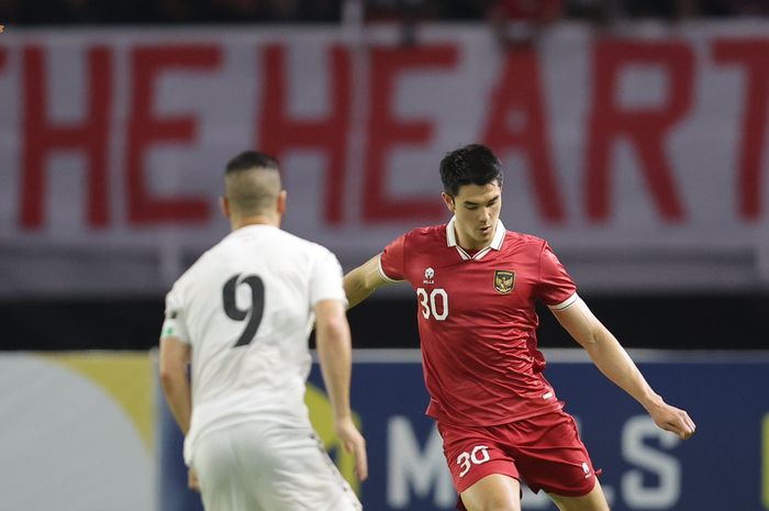 Aksi pemain Timnas Indonesia, Elkan Baggott, dalam pertandingan uji coba melawan Timnas Palestina, Rabu (14/6/2023).