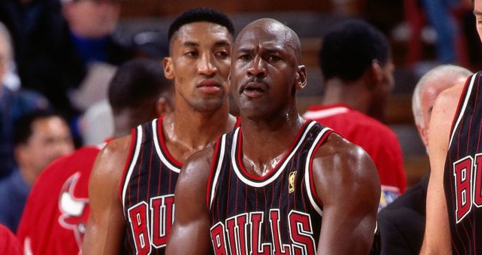 Michael Jordan saat menjadi trio pertama pencetak 30 poin lebih bersama Scottie Pippen dan Toni Kuko