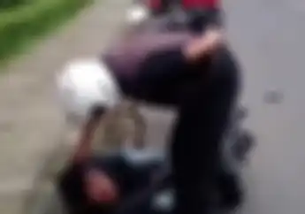 Senggolan Berujung Penganiayaan Pria Misterius, Pemotor Honda BeAT Kejang Terkapar di Jalan