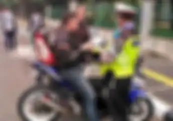 Polisi Ciduk Peserta Sunmori di Monas, Anak Cornering Langsung Nunduk!