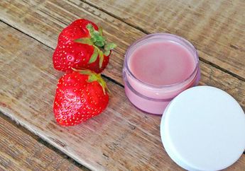 Enggak Kalah dari Produk Korea, Ini DIY Lip Tint Minyak Kelapa & Stroberi!