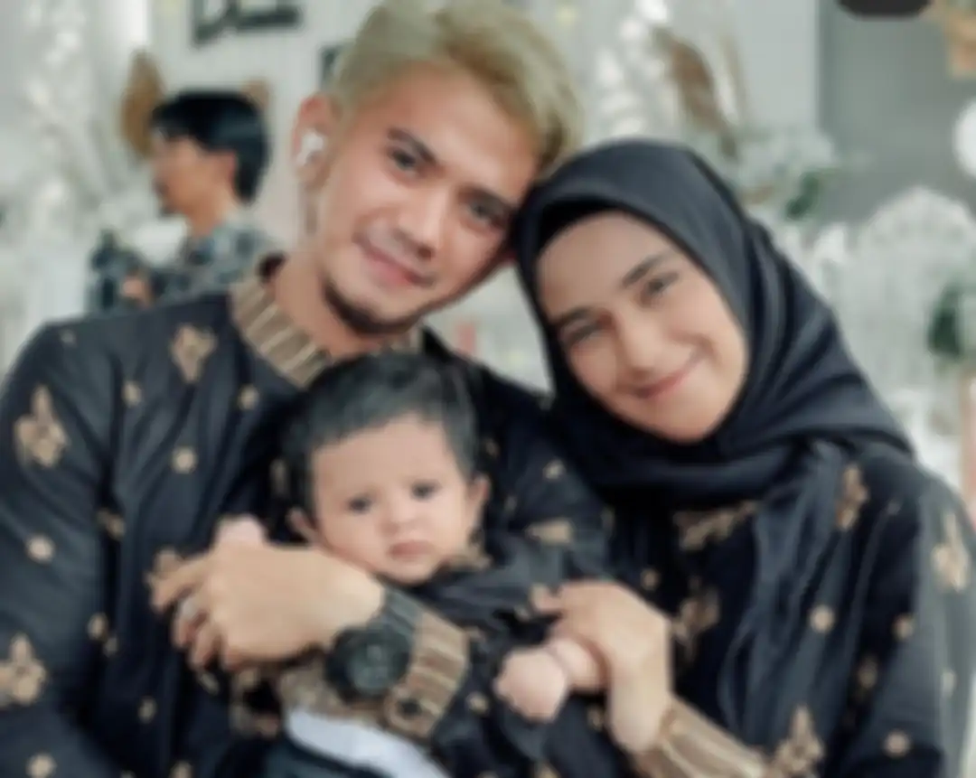 Rizki DA, Nadya Mustika Rahayu bersama putra mereka, Baihaqqi Syaki Ramadhan.