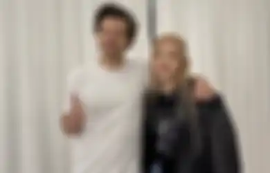 Rose BLACKPINK Girang Nonton Konser Harry Styles, Foto Bareng di Backstage!
