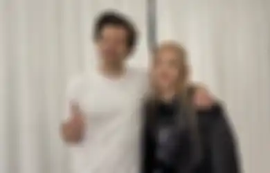 Rose BLACKPINK Girang Nonton Konser Harry Styles, Foto Bareng di Backstage!
