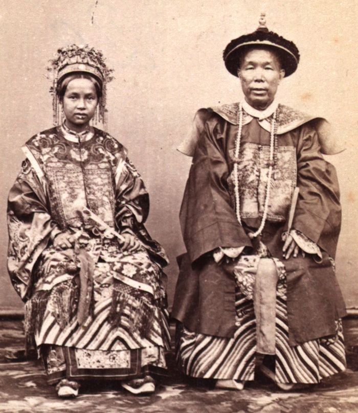 Pasangan Cina Timor yang mengenakan baju tradisional Hakka. Foto ini diambil di Kupang pada tahun 1870-an.