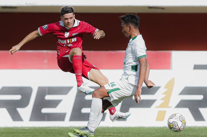 Aksi gelandang Persis Solo, yakni Alexis Messidoro (kiri) dalam laga melawan PSS Sleman.