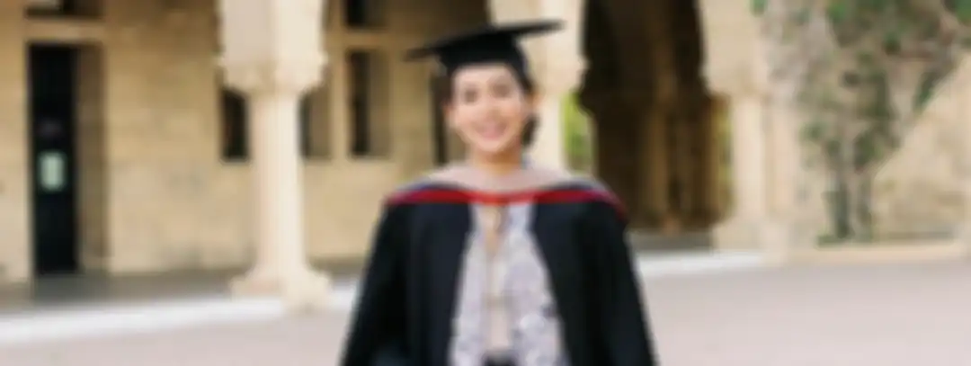 Maudy Ayunda wisuda