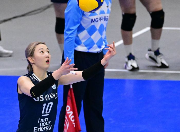 Outside hitter GS Caltex Seoul KIXX, Kang So-hwi, pada laga melawan Suwon Hyundai E&amp;C Hillstate pada lanjutan Liga Voli Korea, Rabu, 28 Februari 2024