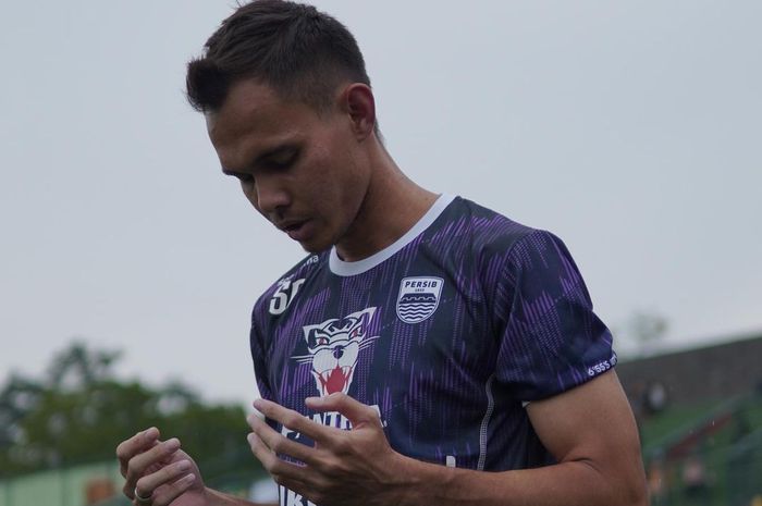 Rezaldi Hehanussa tengah berdoa di sela-sela latihan Persib Bandung.