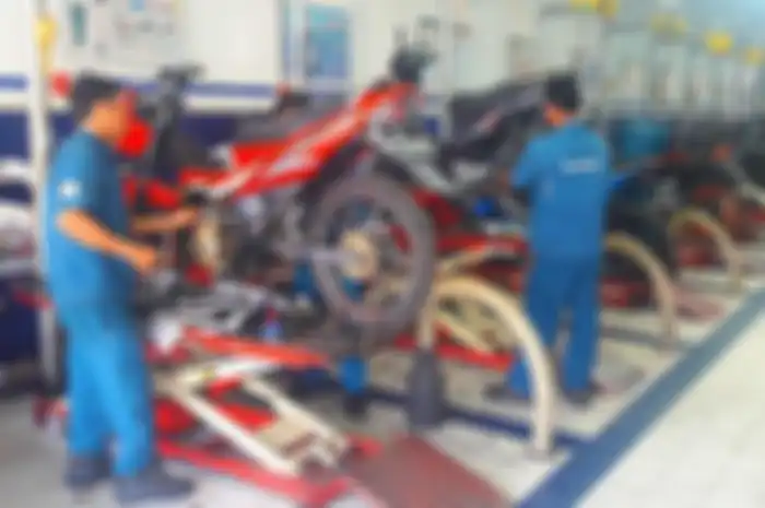 Ilustrasi motor masuk bengkel untuk dilakukan pengecekan setelah perjalanan jauh