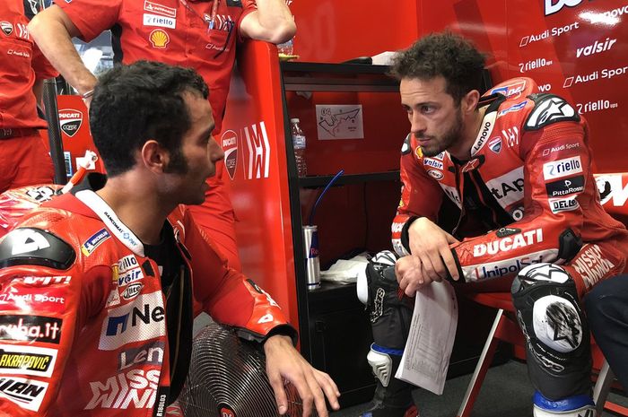 Pembalap Mission Winnow Ducati, Danilo Petrucci (kiri) dan Andrea Dovizioso (kanan) sedang berdiskusi di garasi timnya.