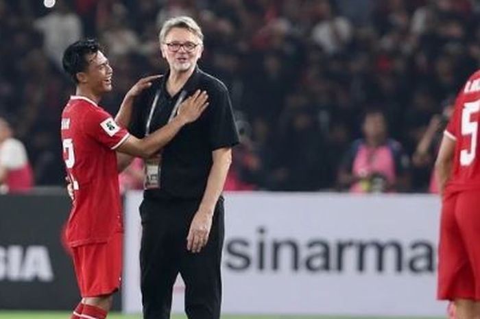 Philippe Troussier menghampiri Pratama Arhan usai pertandingan Timnas Indonesia versus Vietnam.