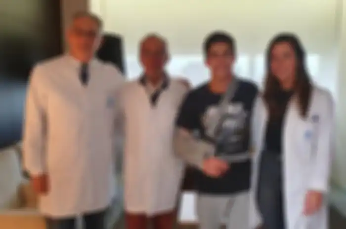 Marc Marquez langsung pulang setelah menjalani operasi bahu kanan di rumah sakit Universitari Dexeus Barcelona, Spanyol (28/11/2019)