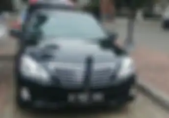 Pemotor Jangan Minggir Saat Mobil Pelat Nomor Dewa Minta Jalan Bunyikan Sirine