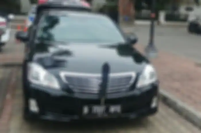 Mobil berpelat nomor dewa sering minta jalan bunyikan sirine, pemotor jangan takut. (foto ilustrasi)