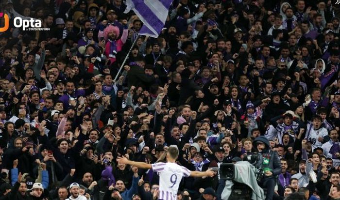 Selebrasi penyerang Toulouse FC, Thijs Dallinga, usai membobol gawang Liverpool di Liga Europa.