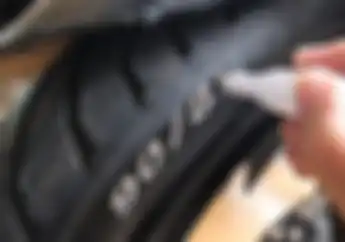 Ngoprek Santuy Sambil Nunggu Bedug Magrib, Yuk Bikin Tampilan Ban Motor Ala MotoGP