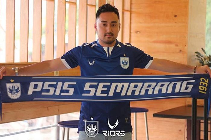 Pemain PSIS Semarang, Shohei Matsunaga, membentangkan slayer timnya saat menandatangani kontrak pada musim 2019.