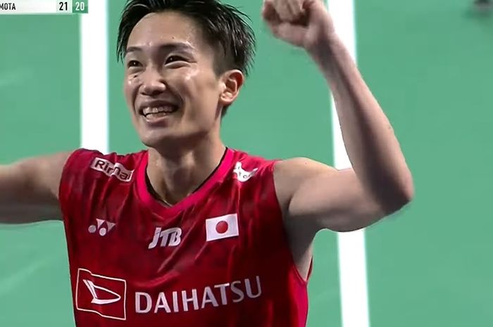 Tunggal putra Jepang, Kento Momota berselebrasi setelah memastikan kemenangannya pada Korea Masters 2023 di Gwangju Women's University Stadium, Korea Selatan, Minggu (12/11/2023).