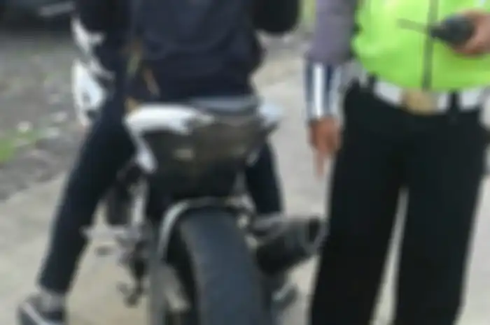 Kawasaki Ninja 250 pakai knalpot brong ditilang polisi karena dianggap melanggar aturan.