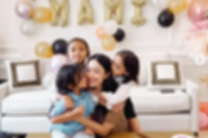 Ririn Dwi Ariyanti terlihat merayakan ulang tahun dengan ketiga buah hatinya, Siti Alana, Siti Alecia, serta Ramy Alfie.