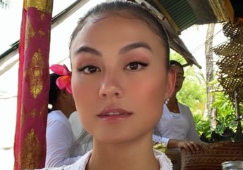 Kondangan Pakai Busana Belahan Dada Rendah Seksi, Tampilan Agnez Mo Justru Bikin Banjir Pujian!