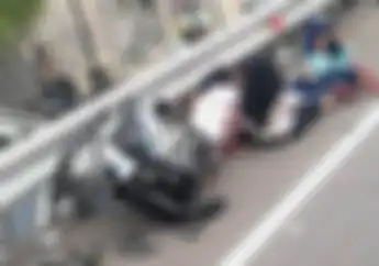 Ngeri! Enggak Tahu Jalan, Lima Orang Pemotor Masuk Jalan Tol, Langsung Ditabrak Mobil