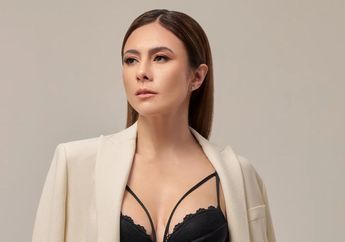 Wulan Guritno Basah-basahan Pakai Busana Transparan saat Main di Air Terjun