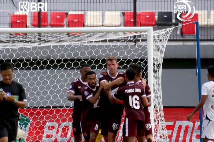 Pemain PSM Makassar, Wiljan Pluim merayakan golnya ke gawang PSIS Semarang, Minggu (6/3/2022)