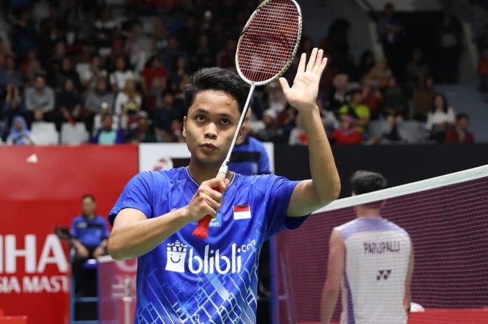 Pebulu tangkis tunggal putra Indonesia, Anthony Sinisuka Ginting, bereaksi setelah memastikan diri ke babak kedua Indonesia Masters 2020 di Istora Senayan, Jakarta, Rabu (15/1/2020).