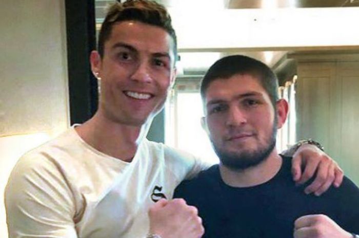 Megabintang Manchester United, Cristiano Ronaldo, bersama petarung UFC, Khabib Nurmagomedov.